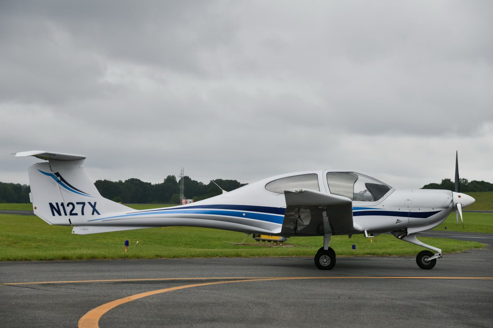 2004 Diamond DA40, DA40-180 STAR (N127X)